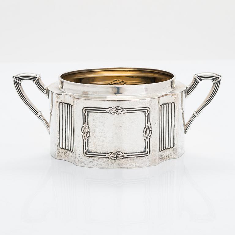 Wilhelm Fahlström, soppslev, silver, Helsingfors 1818-28 och Hjalmar Fagerroos' sockerskål, silver, Helsingfors 1909.