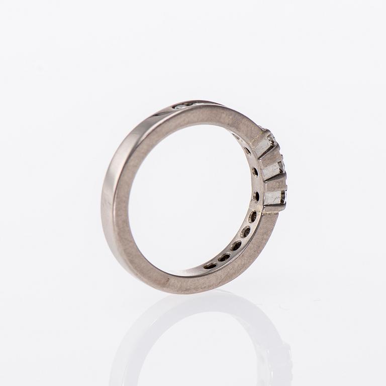 RING, 18K vitguld, briljantslipade diamanter. A. Tillander. Vikt ca 5,4 g.