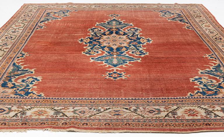 An antique Ziegler carpet, Sultanabad area, ca 418 x 330 cm.