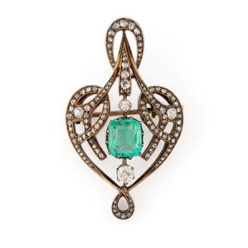 541. A brooch, 14K gold with emerald and old-cut and rose-cut diamonds. Russia 1899-1908.
