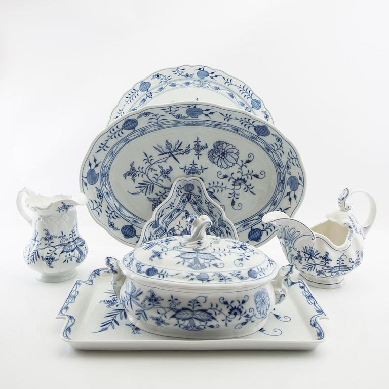 Service 89 pcs "Onion Pattern" Meissen, second half of the 20th century.