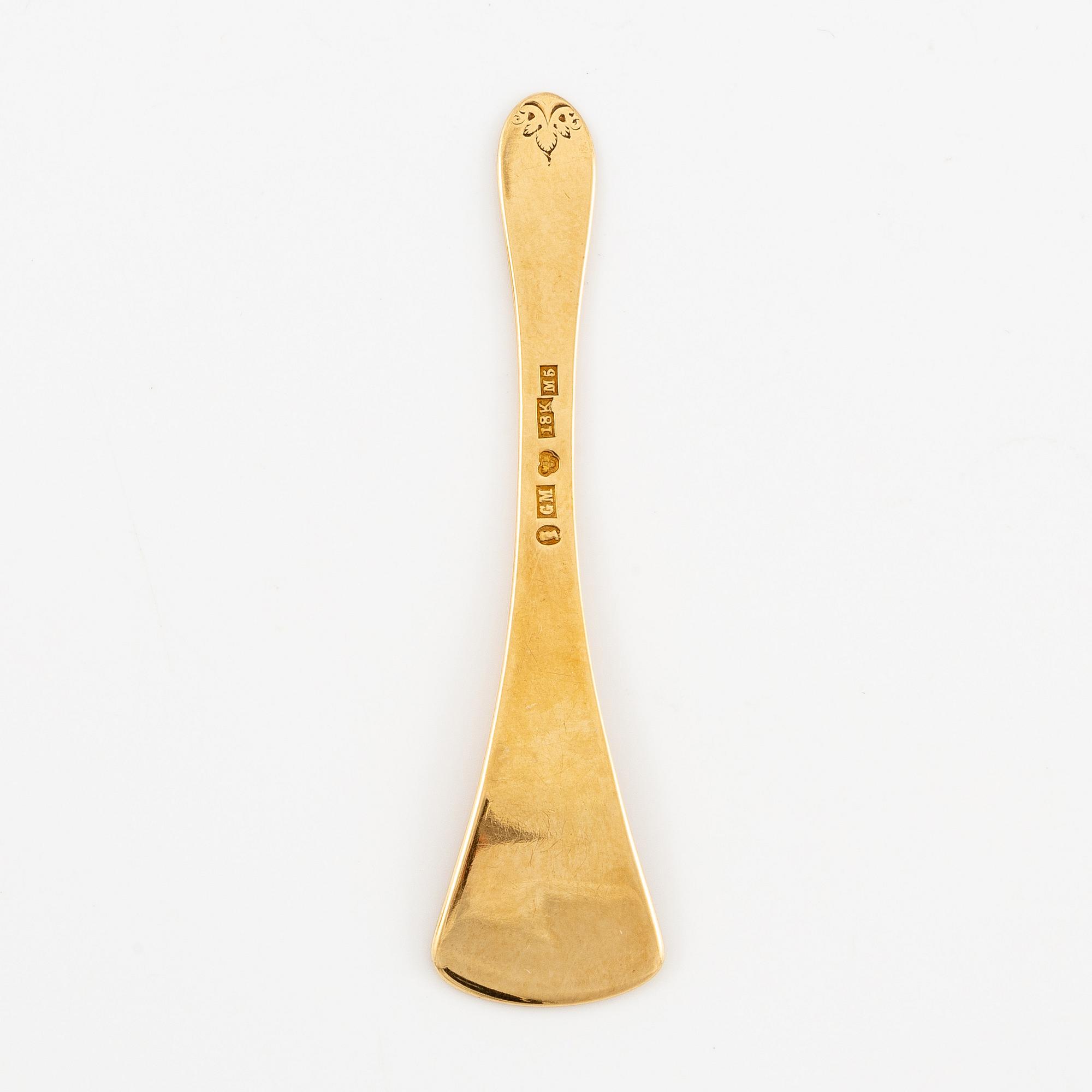 A Swedish 18K gold case, Erik Ytterbom, Stockholm 1810 and a 18K gold spatula, Gustaf Möllenborg, Stockholm 1866.