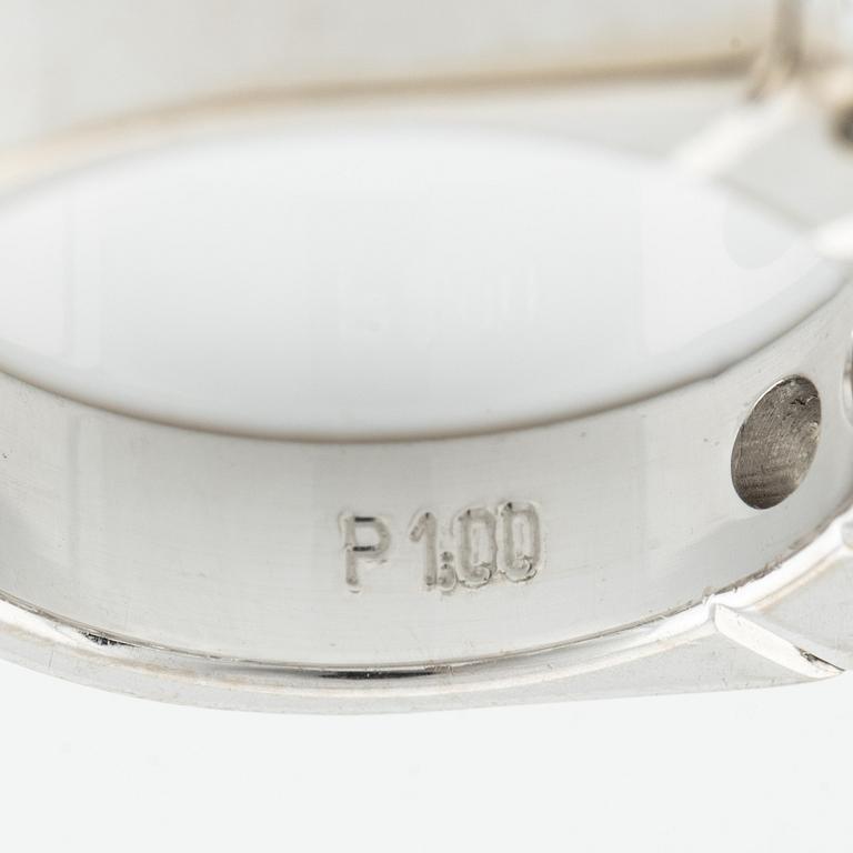 Ring, halvallians, 18K vitguld med fem briljantslipade diamanter, totalt ca 1,00 ct enligt gravyr.