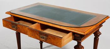 SKRIVBORD samt STOL, omkring sekelskiftet 1900.