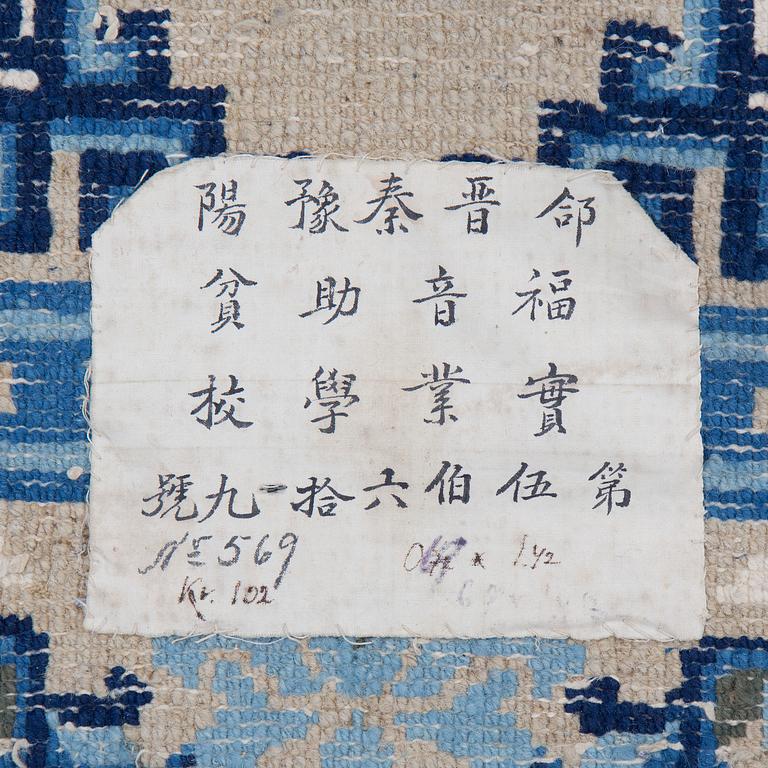 A semi-antique Baotou matto, around 138 x 69 cm ( ca 1,5 cm flat weave at the ends).