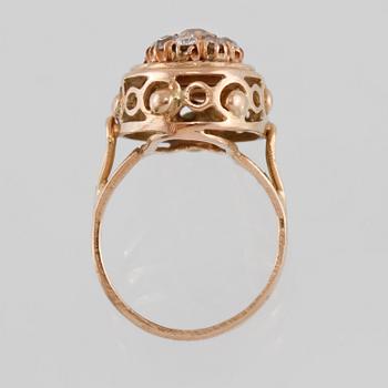 RING, 18K guld med 17 fasettslipade diamanter. Vikt 11,8 gram.