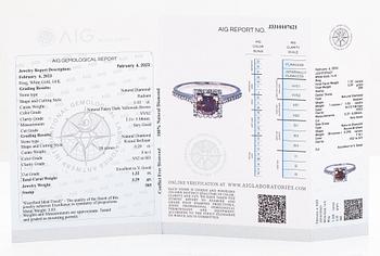 Ring, 14K vitguld, diamanter ca 1.32 ct totalt. Med AIG-certifkat.