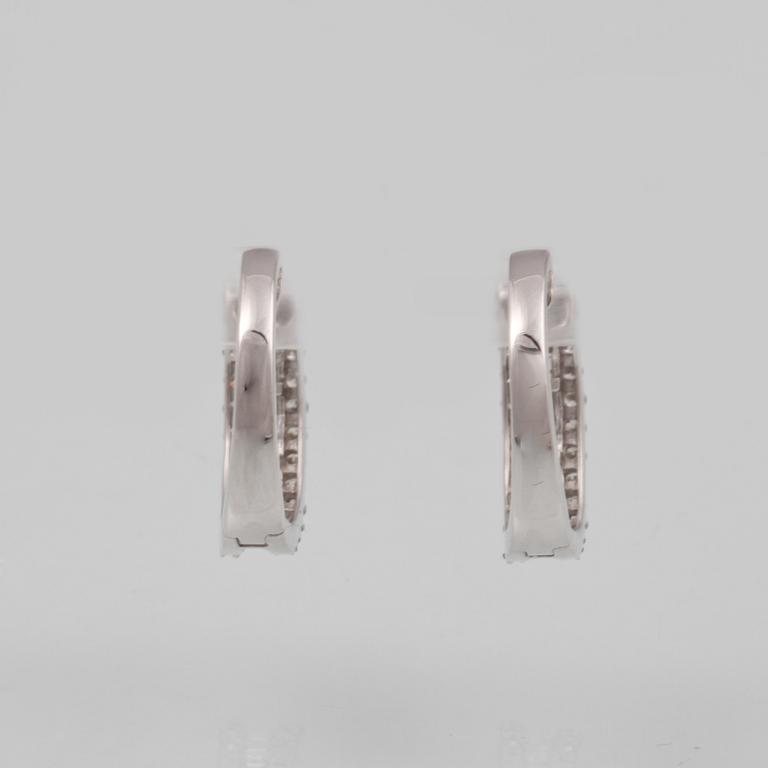 ÖRHÄNGEN, 18K vitguld med briljant och baguettslipade diamanter ca 0.67 ct. Vikt 2,9 gram.