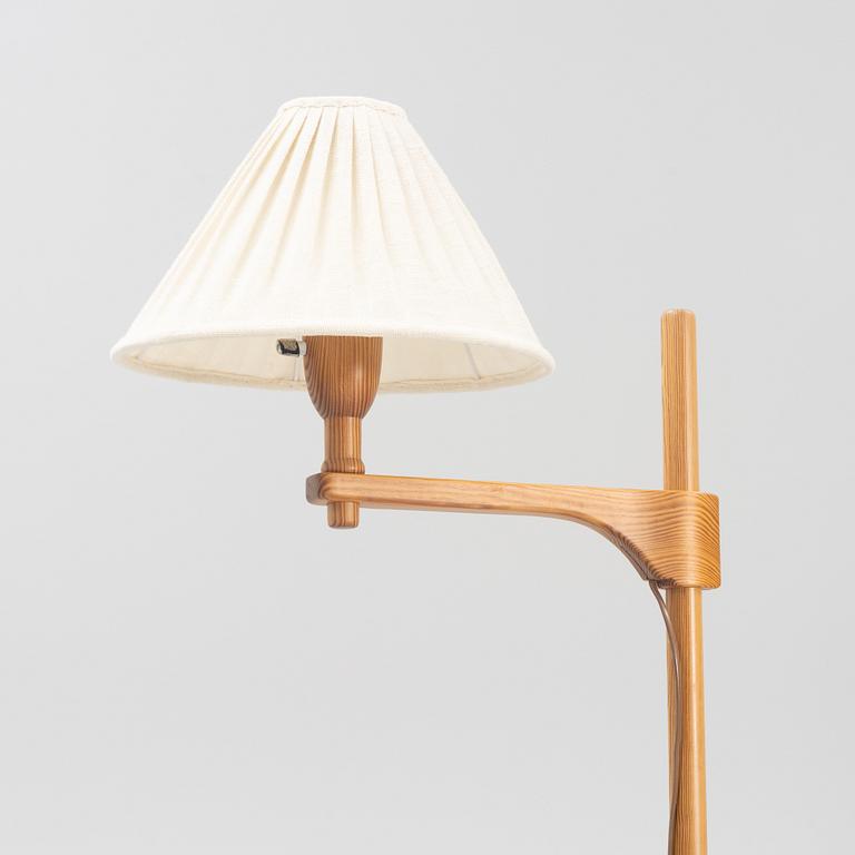 A pine 'Staken' floor lamp by Carl Malmsten, end of the 20th Century.