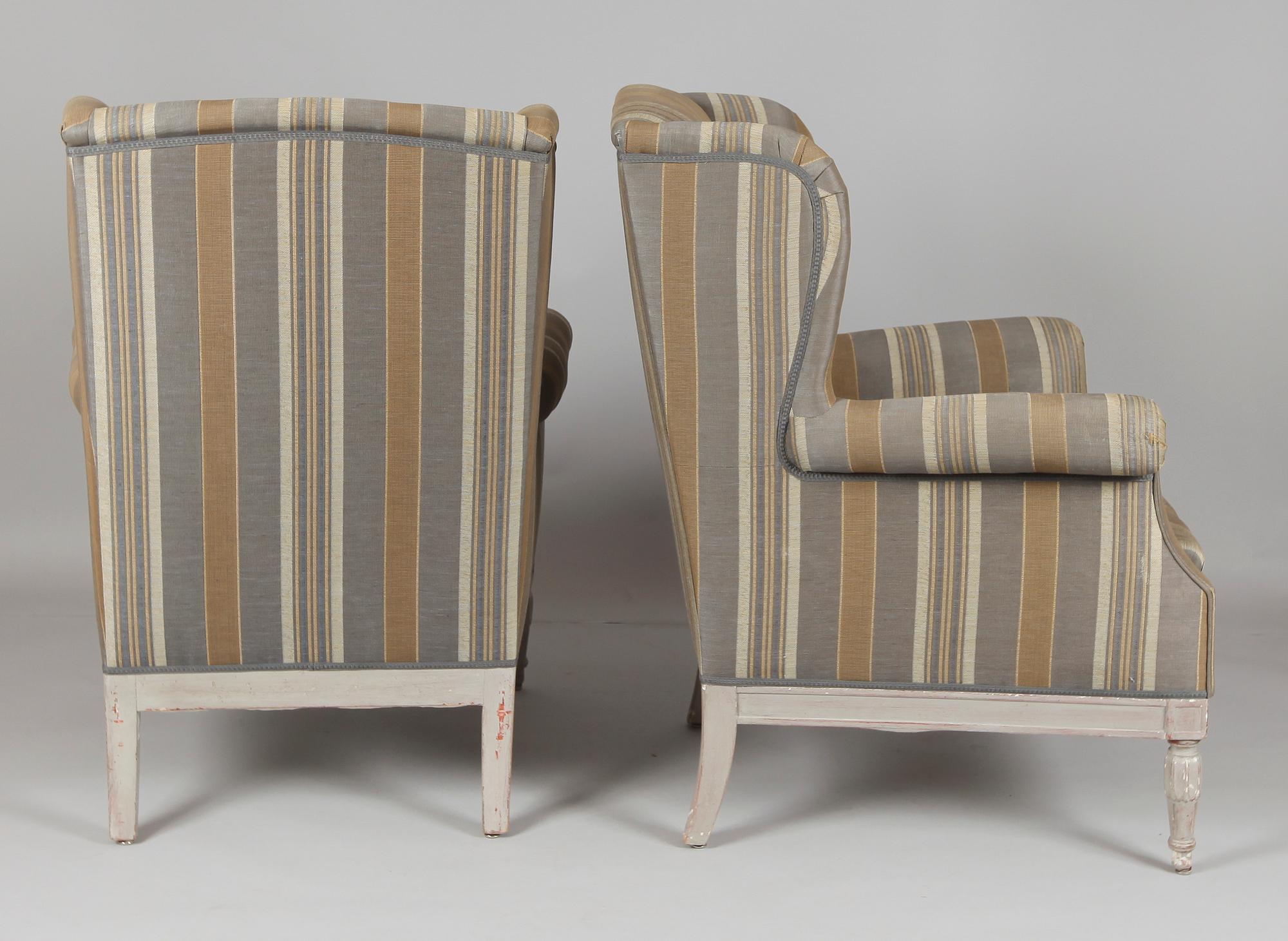 ÖRONLAPPSFÅTÖLJER, 1 par, 1900-första hälft.