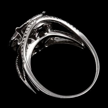 RING, 18k vitguld, med 128 briljantslipade och 9 prinsesslipade diamanter, tot ca 1.31 ct, 2000-tal. Vikt 6 g.