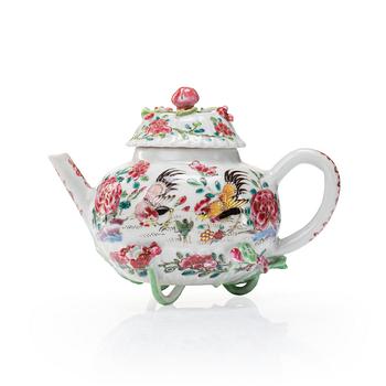 709. A famille rose tea pot with cover, Qing dynasty, Yongzheng (1723-35).