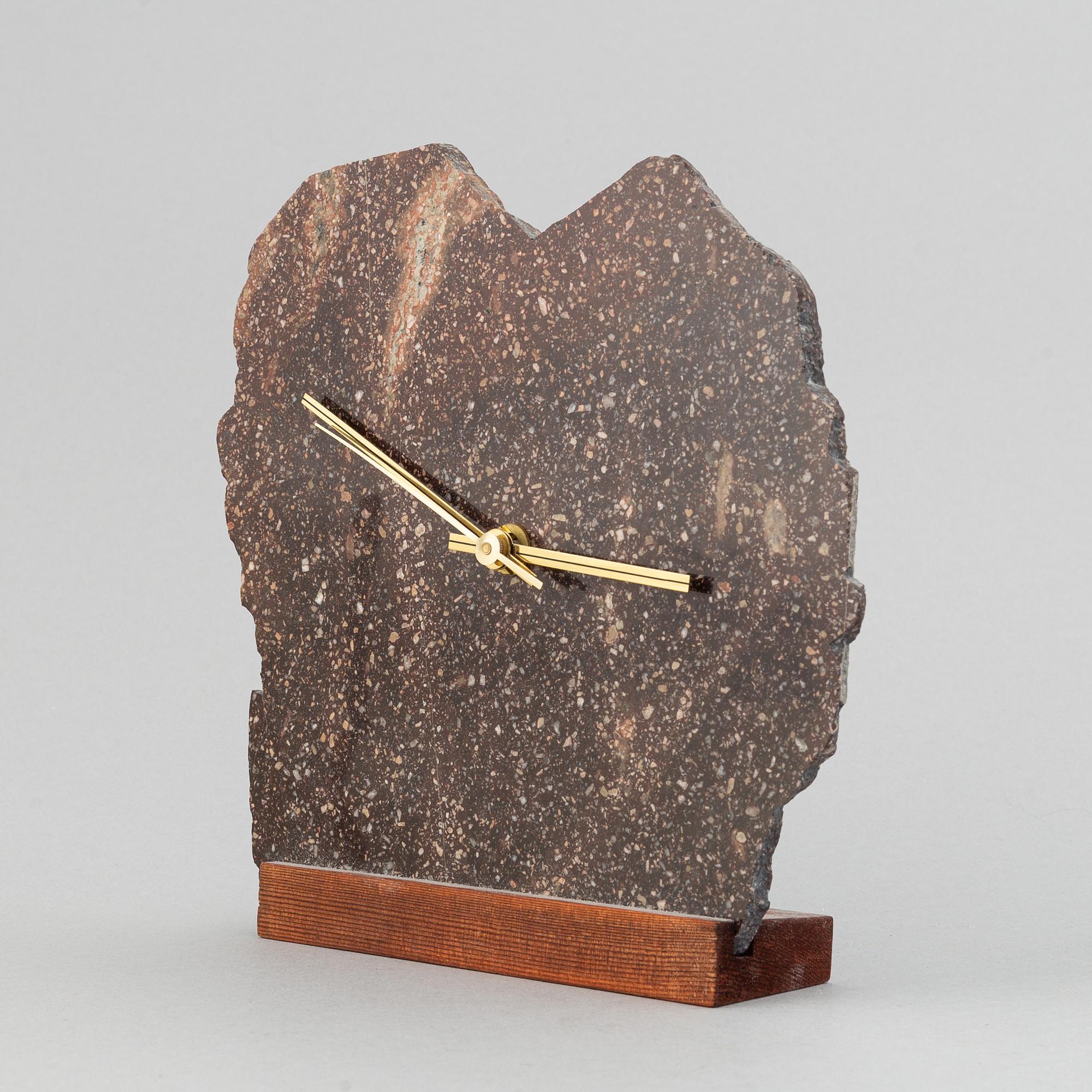 A porphyry mantle clock, salt cellar and cullflinks, 20th century.