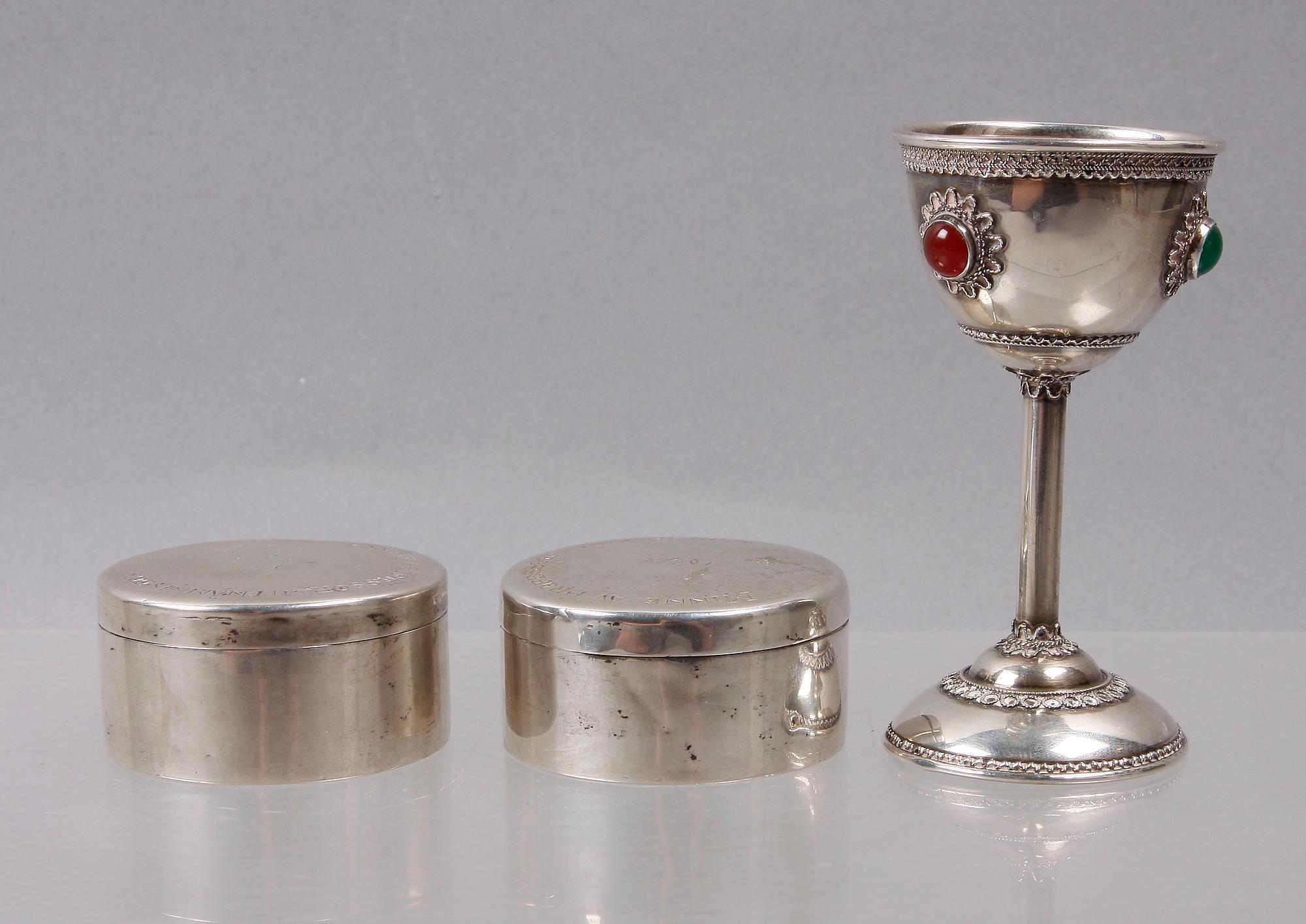 TOILETTEDOSOR ett par SAMT BÄGARE PÅ FOT, silver, bla Christian Brockmann, Karlstad 1858.