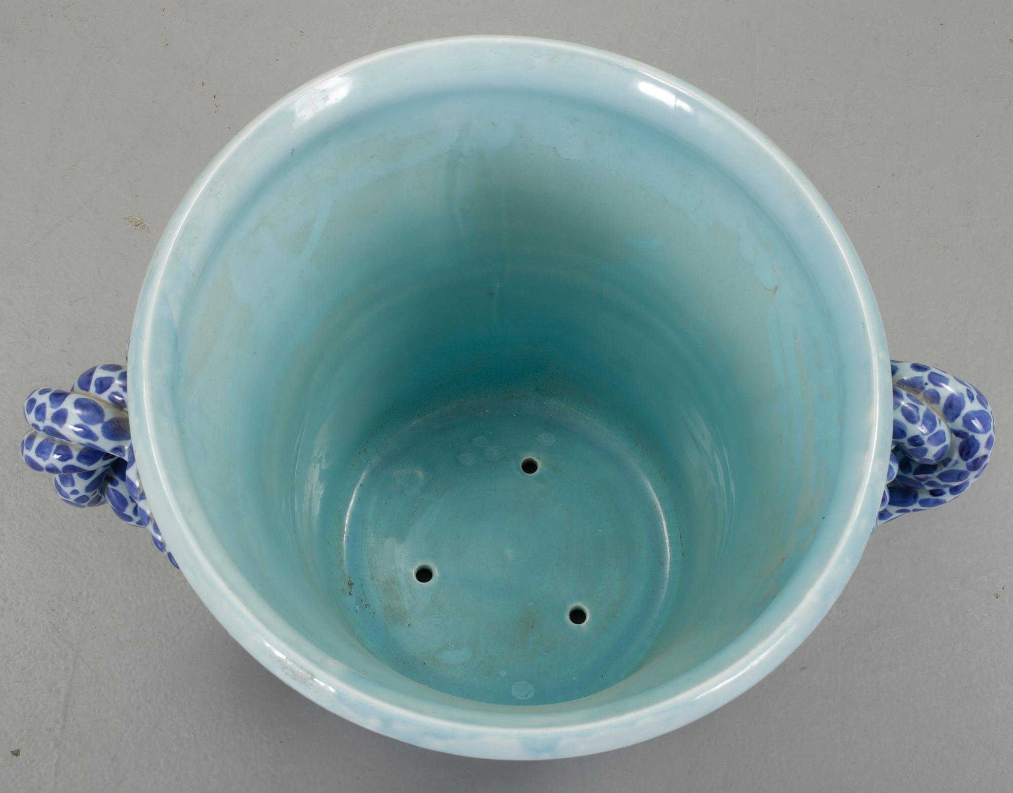 YTTERFODER, porslin, Ewaldin Pettersson, Gustavsberg, signerat "EP" samt daterat 1913.