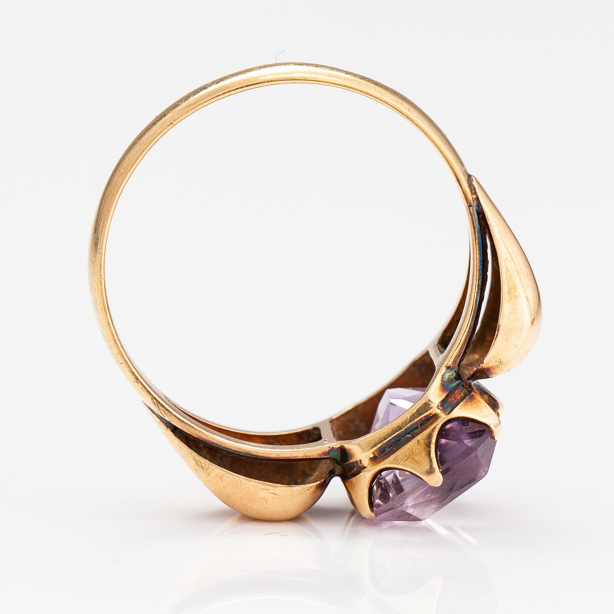 A 14K gold ring with an amethyst. Rikhard N. Sund, Helsinki 1953.