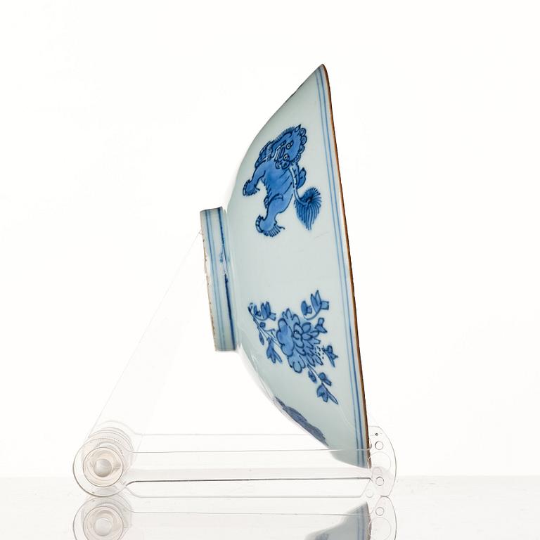 A blue and white Transitional bowl, 17th Century.