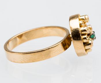 RING, 18 K guld med smaragd, Heribert Engelbert, Stockholm, 1969. Vikt ca 5,3 g.