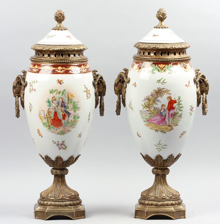 URNOR MED LOCK, 2 st snarlika, porslin.