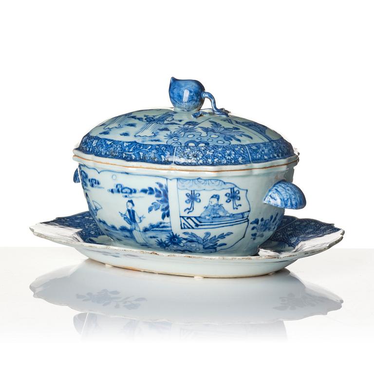 A blue and white tureen with cover and stand, Qing dynasty, Qianlong (1736-95).