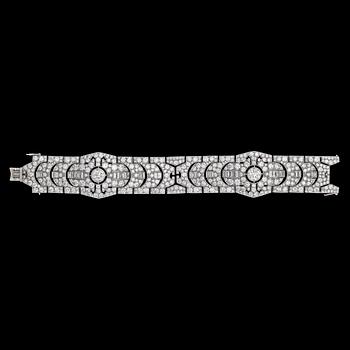 ARMBAND, gammal- medium- och baguetteslipade diamanter,  tot. ca 33 ct. Art deco, 1930-tal.