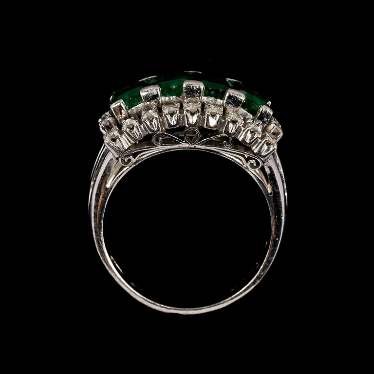 RING, emeralds and small diamonds, 2.72 cts / 2.48 cts engraved.
