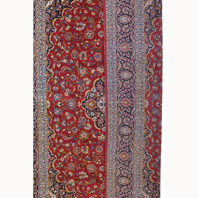 A signed Kashan carpet, ca 418 x 297 cm.