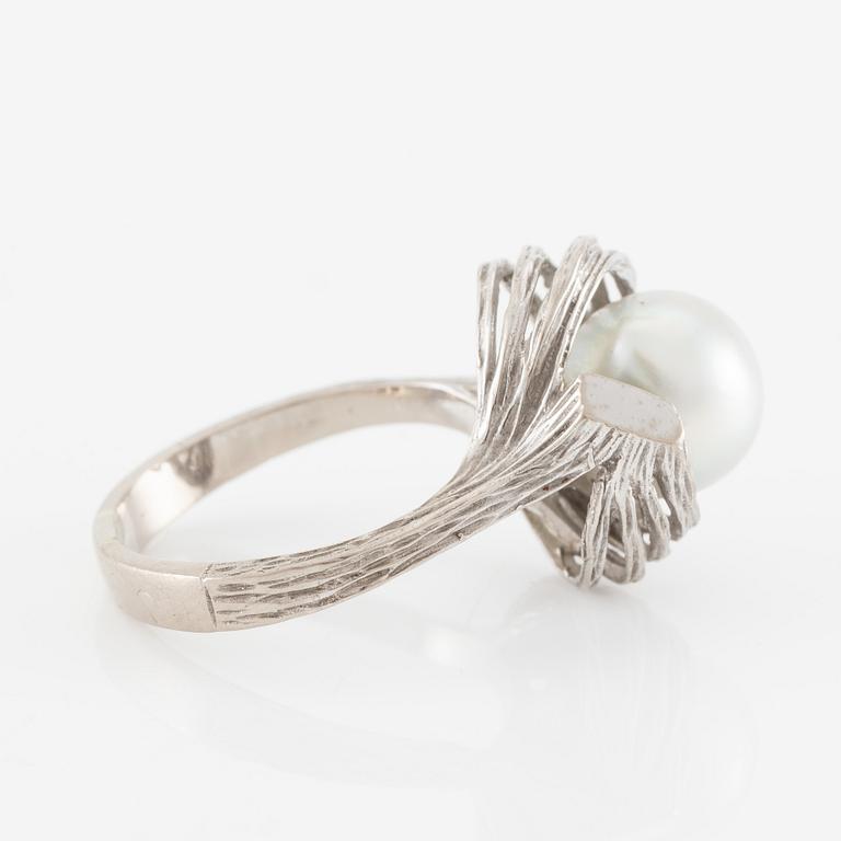 Ring 18K white gold with a cultured pearl.