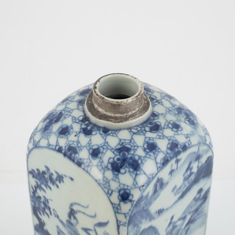 A Chinese blue and white transition flask, 17th century.