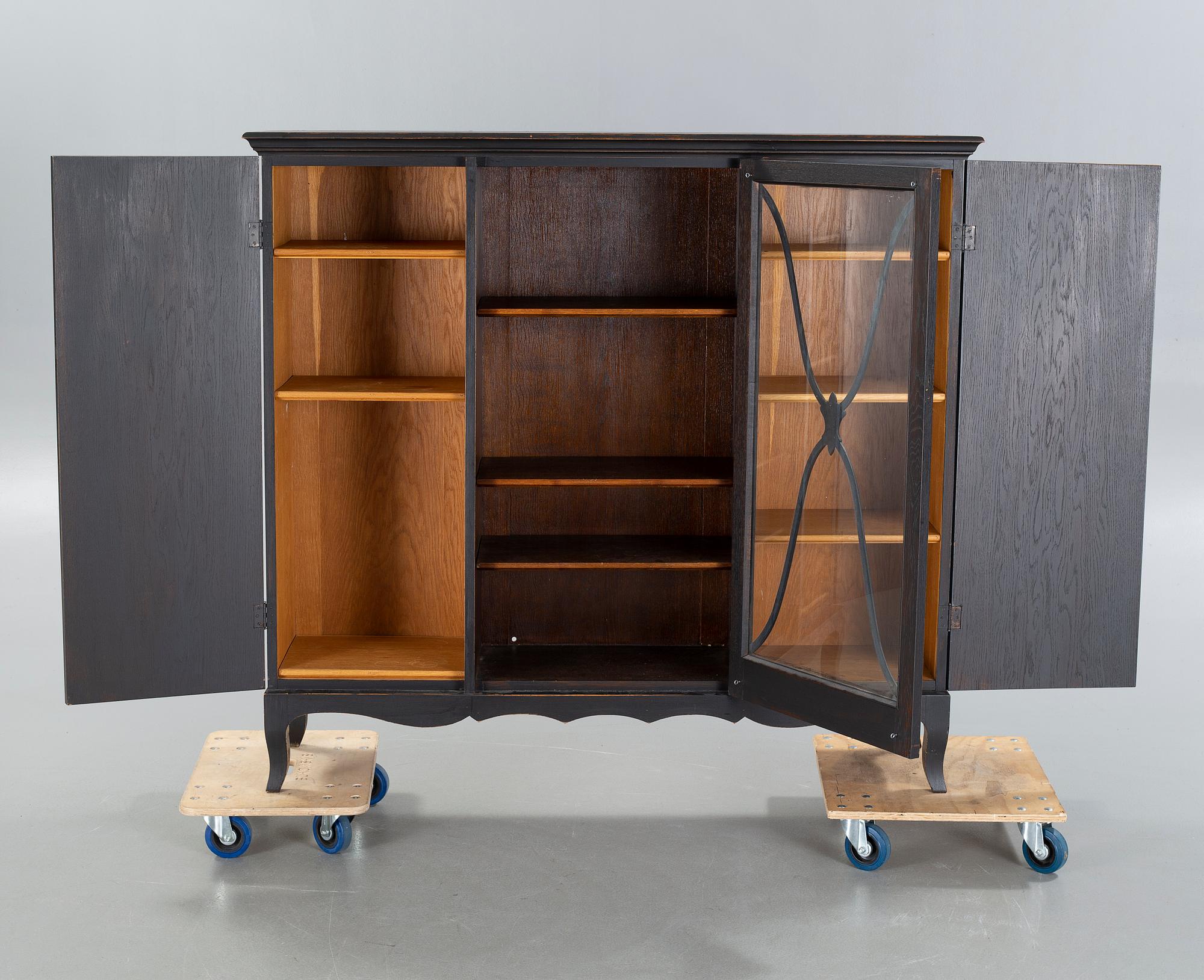 VITRINSKÅP, 1900-talets första hälft.