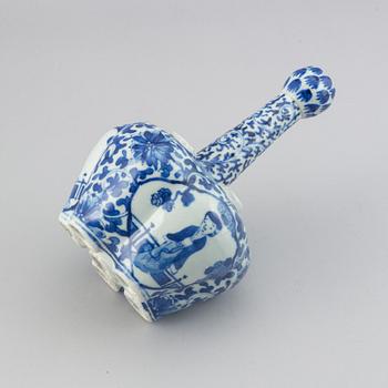 A blue and white tulip vase, Qing dynasty, Guangxu (1872-1908).