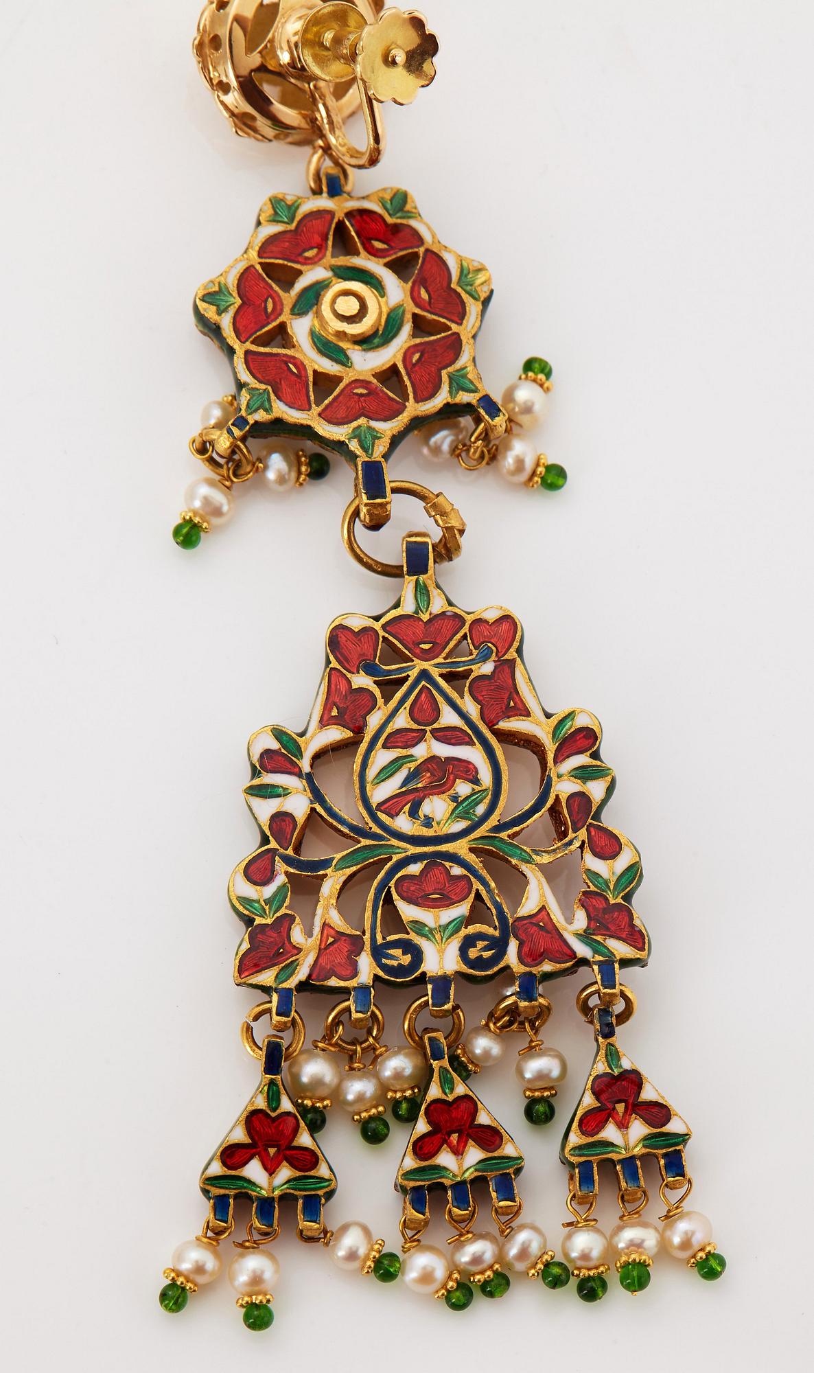 An Indian demi parure comprising a necklace and a pair of earrings.