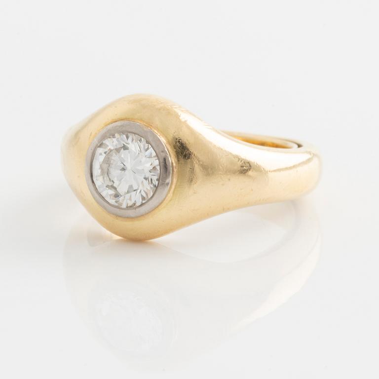 Ring with brilliant-cut diamond.