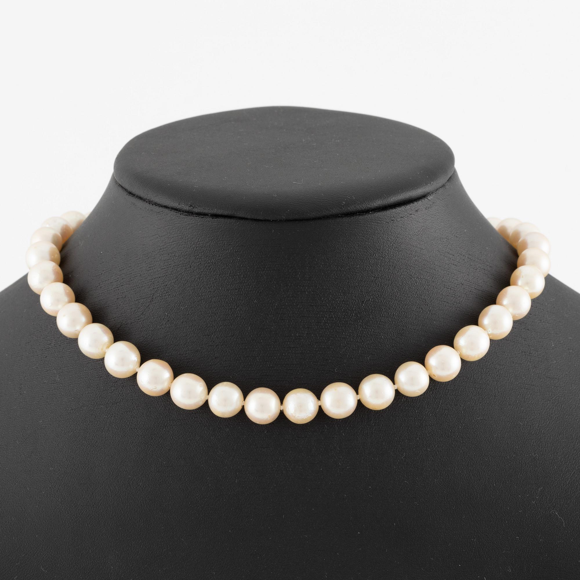 Atelier Stigbert, necklace of cultured pearls and clasp 18K gold with cabochon-cut green tourmaline.