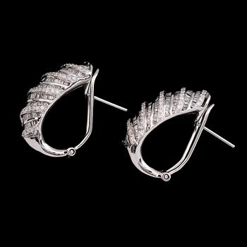 Diamantgradering, A pair of baguette- and brilliant-cut diamond earrings. Total carat weight circa 2.84 cts.