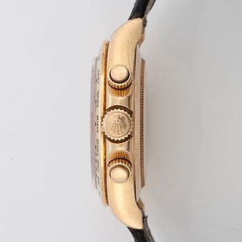 HERRUR, Rolex Daytona Cosmograph. Automatisk. Pärlemotavla. Ø 40 mm. Boett och spänne i 18K guld.