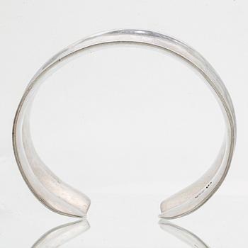 1 armring och 3 ringar, silver, ametist, aventurin och röd sten.