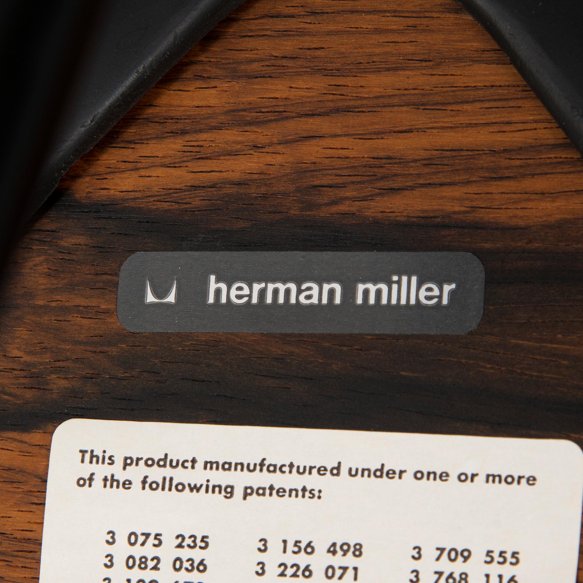 Charles ja Ray Eames, nojatuoli ja rahi, "Lounge chair" Herman Miller 1970-luku.