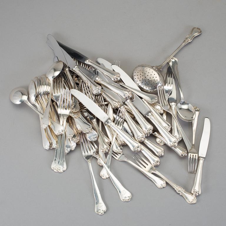 BESTICKSERVIS, silver, 64 delar. "Symfoni" samt "Olga". Bl a Mema, Lidköping, olika årtal 1963-1977. Vikt ca 1 320 gram.