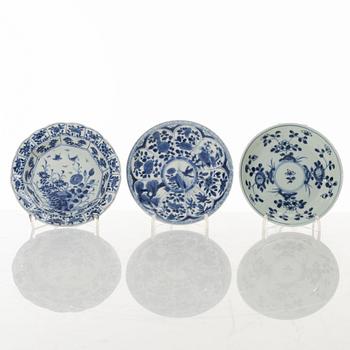 Tre koppar och tre fat, porslin, Kina, Qingdynastin, Kangxi (1662-1722).