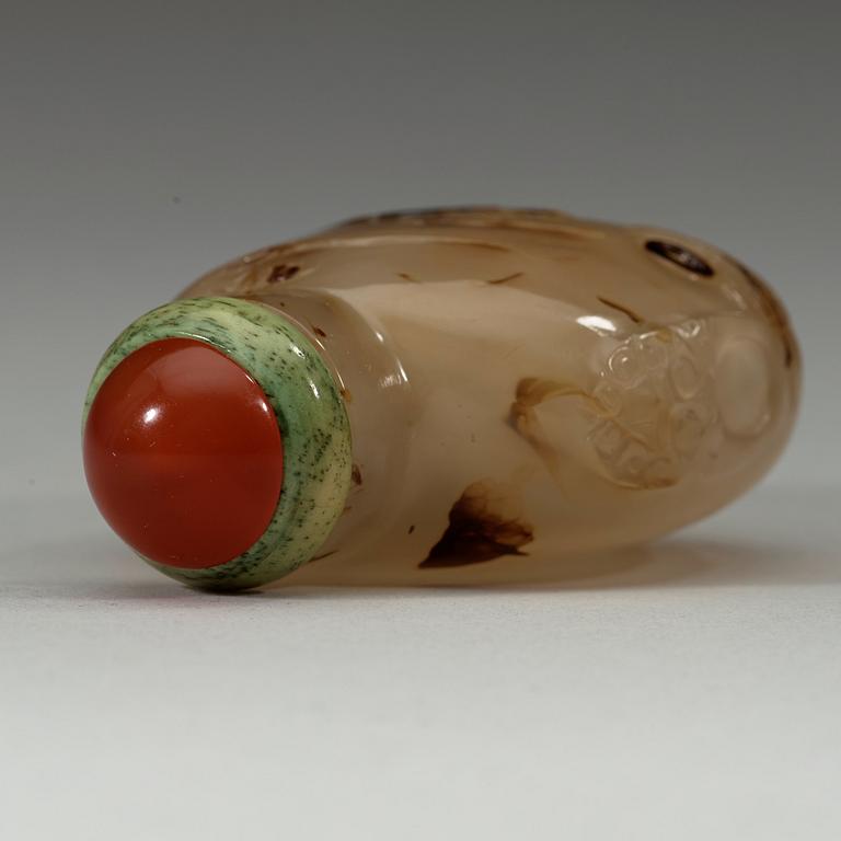 A carved chalcedony snuff bottle, Qing dynasty, 19th century.