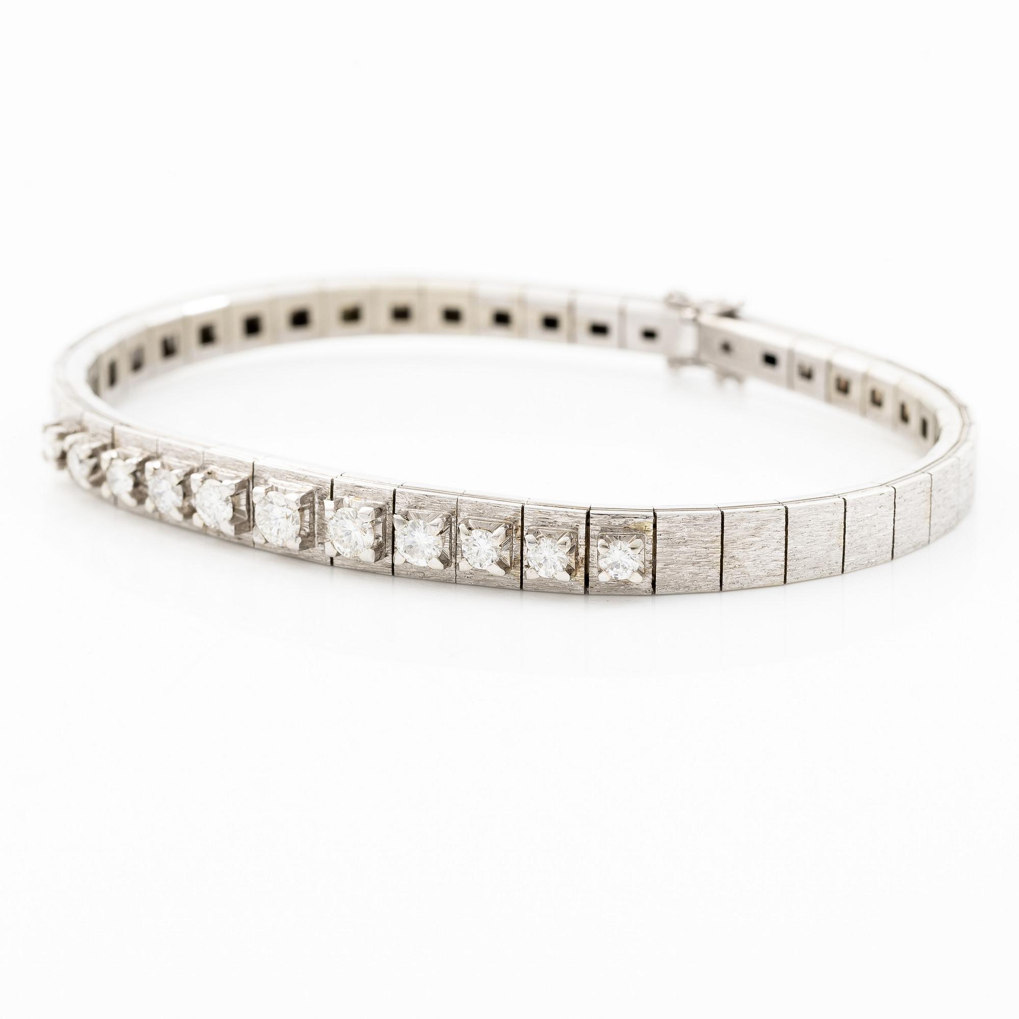 Bracelet 18K white gold with brilliant-cut diamonds.