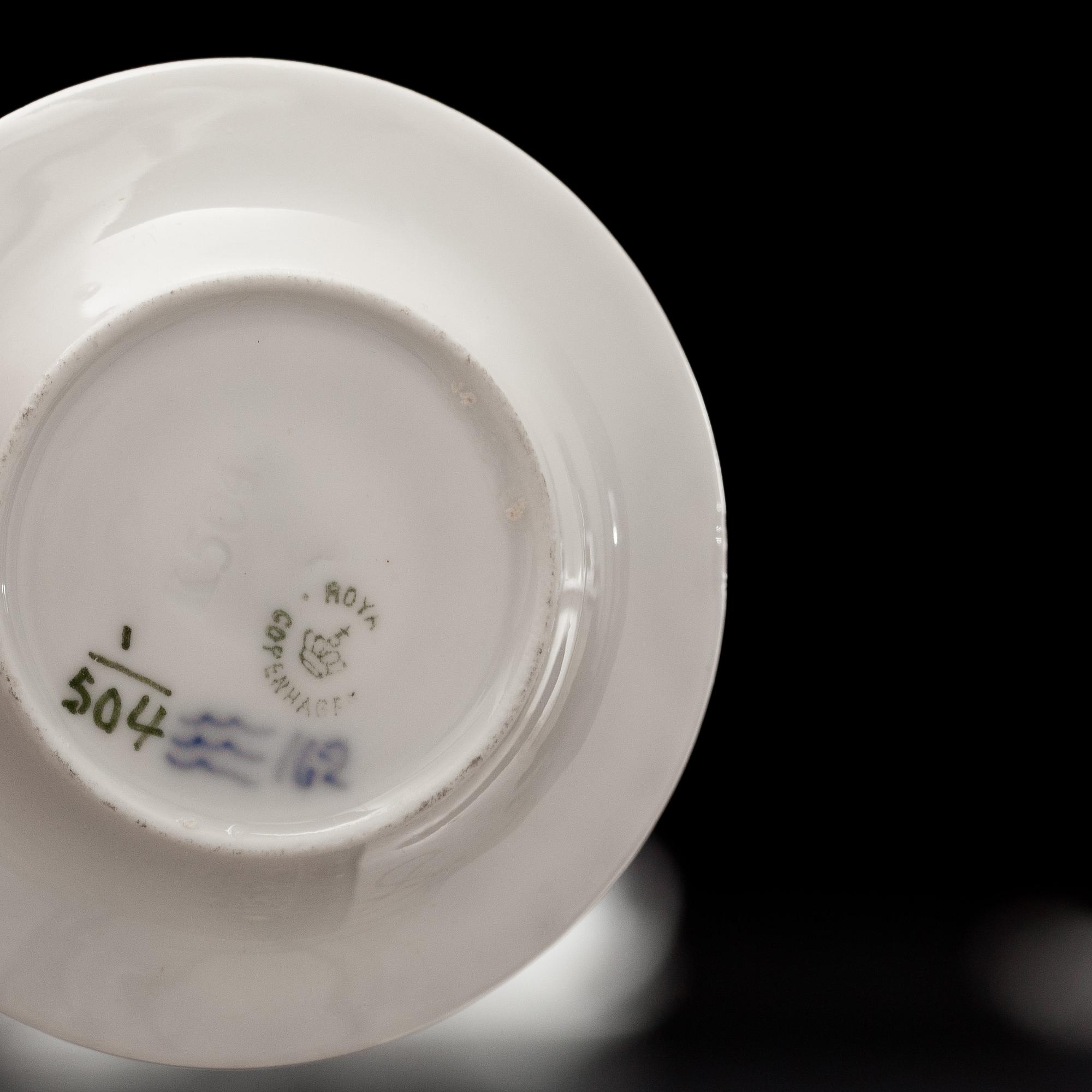 KAFFE- OCH TESERVIS, 23 delar, porslin, "Musselmalet", Royal Copenhagen.