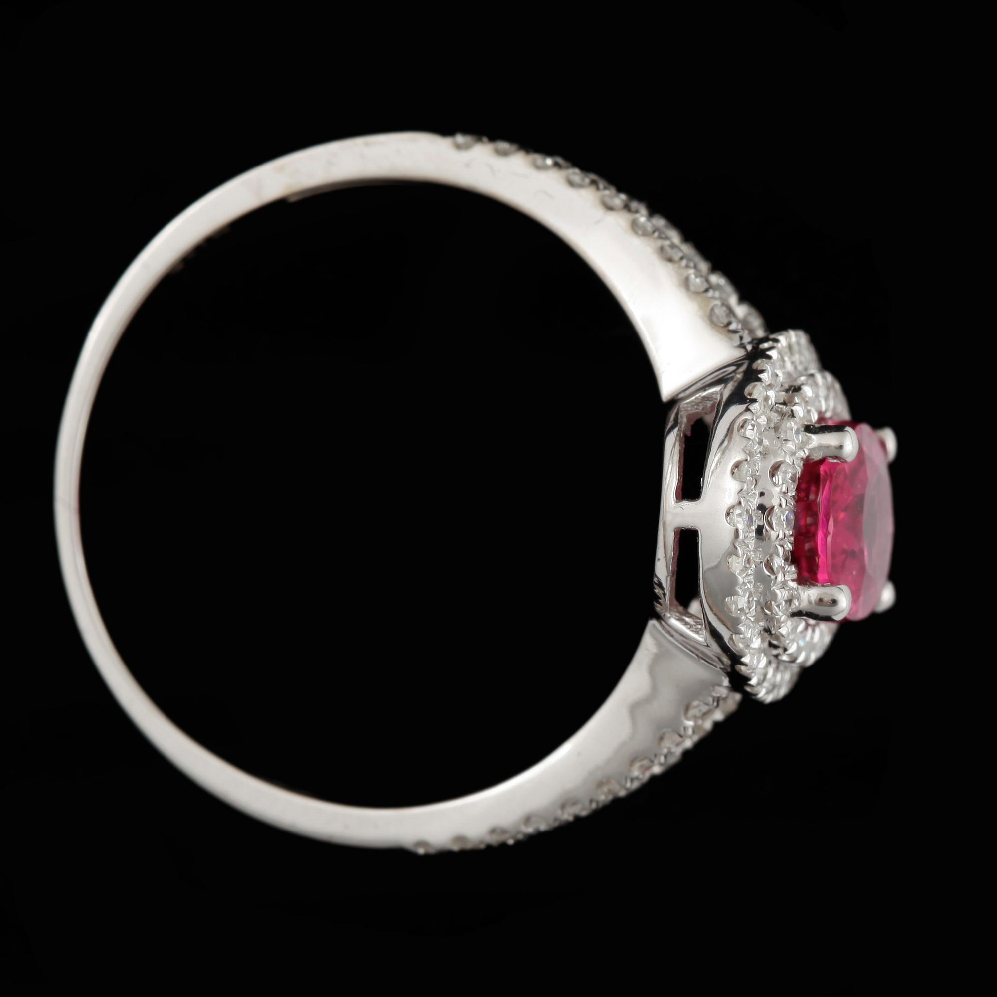 RING, 18k vitguld med rosa turmalin samt briljantslipade diamanter. Vikt ca 2,7 gram.