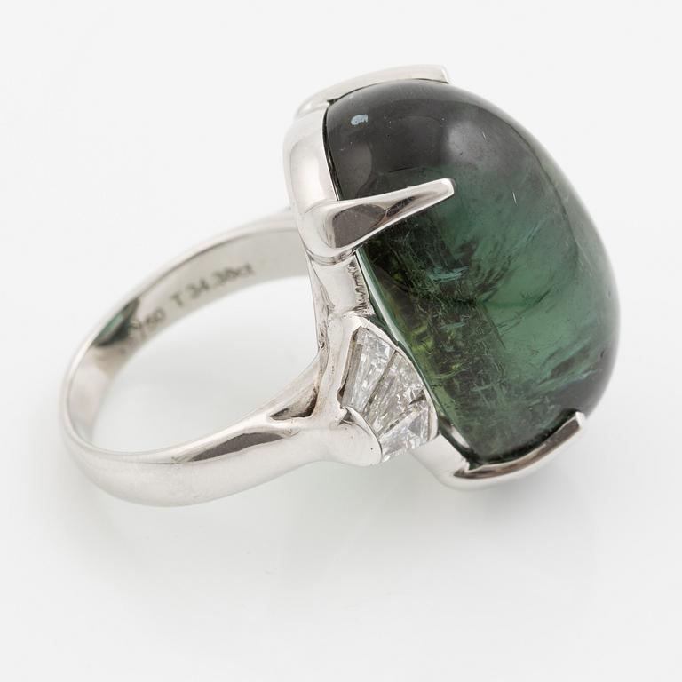 Ring, cocktail ring, 18K white gold with a large cabochon-cut green tourmaline and trapeze-cut diamonds.