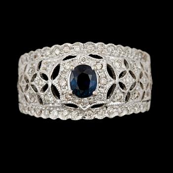 RING, 14k vitguld med oval safir samt micropavé av briljantslipade diamanter. Vikt ca 4,4 gram.