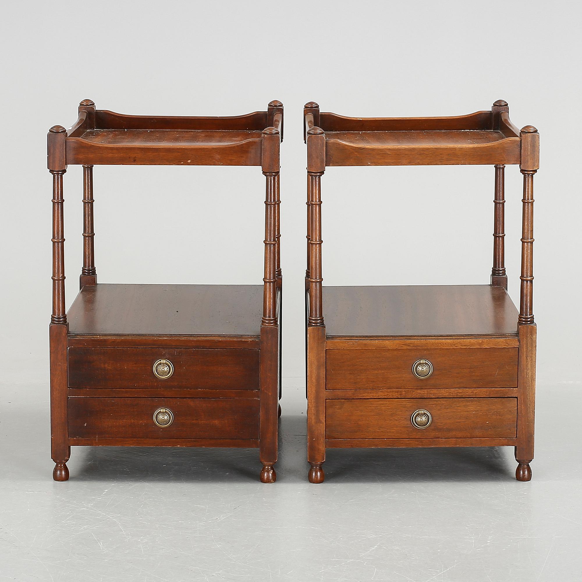 SÄNGBORD / SIDOBORD, ett par. 1900-tal.