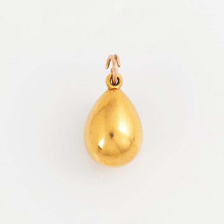 Hänge, ägg, 14K (56) guld, cabochonslipad rubin. Troligen Ryssland, ca 1900.