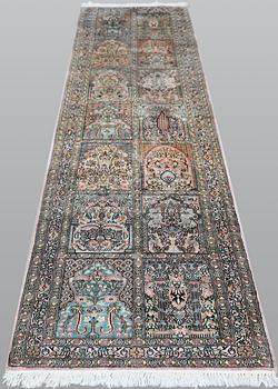 A Kashmir silk runner, approx. 297 x 78 cm.