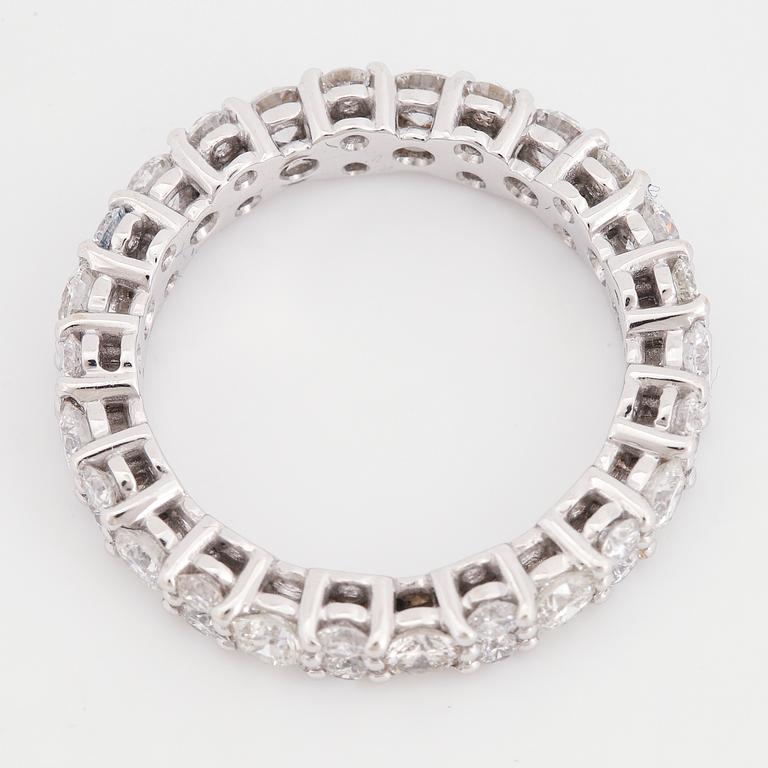 Brilliant-cut diamond ring.